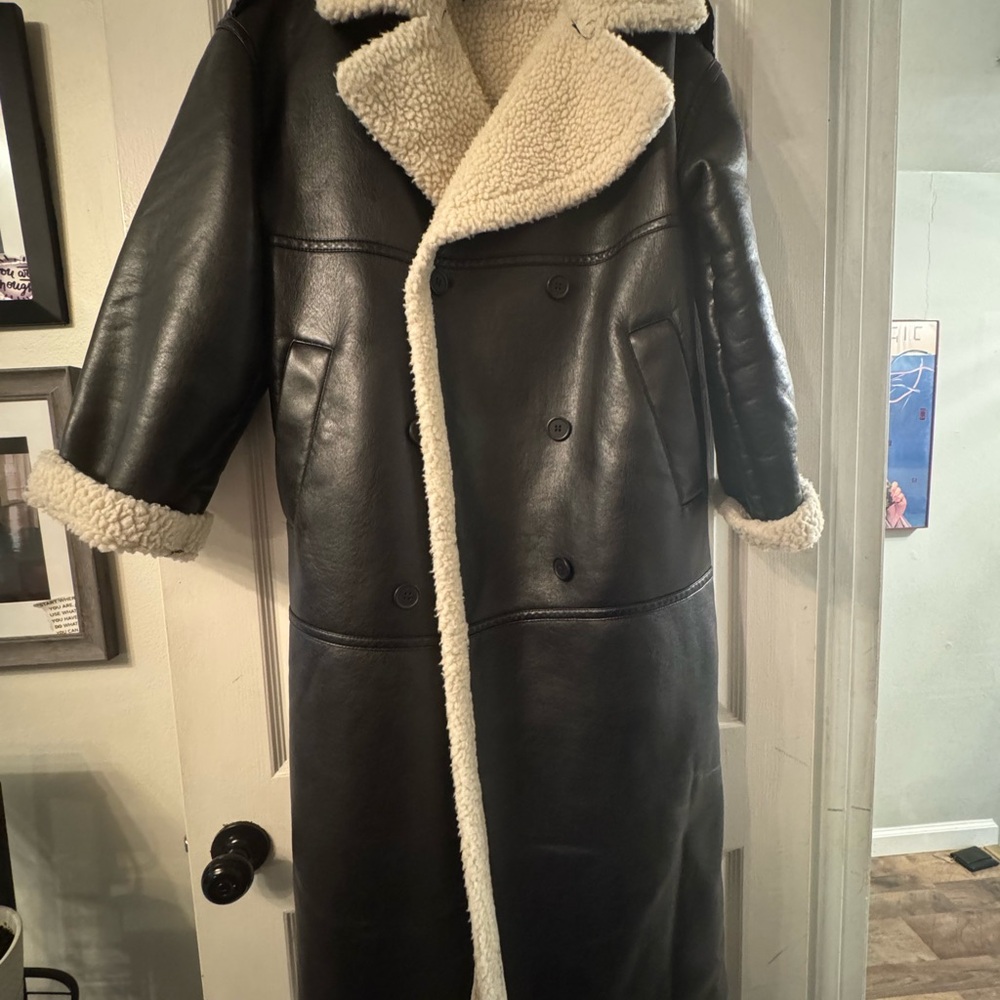 Boohoo Women’s heavy Black Coat with Cream fleece Lining